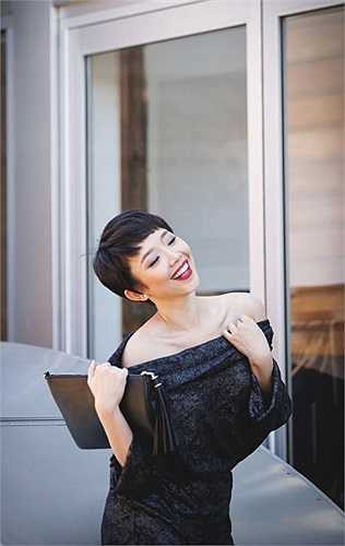 Cô hướng tới hình ảnh gợi cảm và thời thượng.