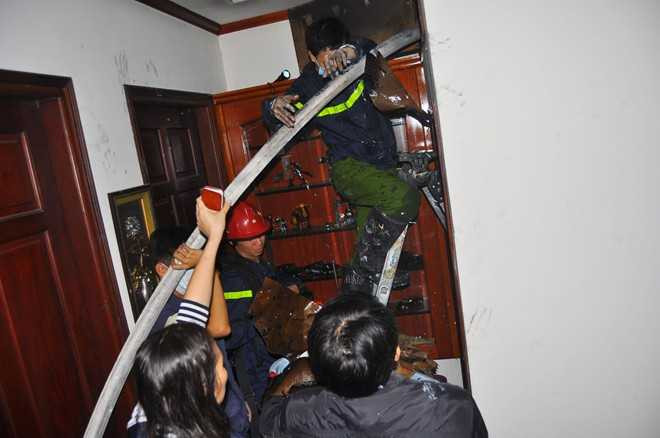 Hà Nội: Cháy chung cư tầng 6, nhiều người tháo chạy