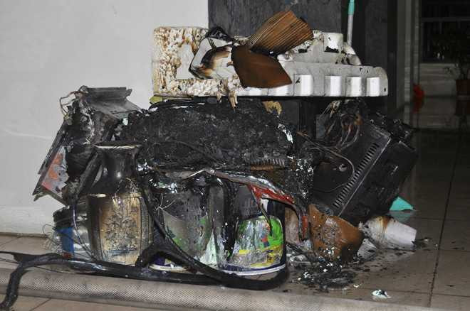 Hà Nội: Cháy chung cư tầng 6, nhiều người tháo chạy