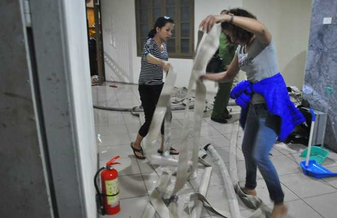 Hà Nội: Cháy chung cư tầng 6, nhiều người tháo chạy