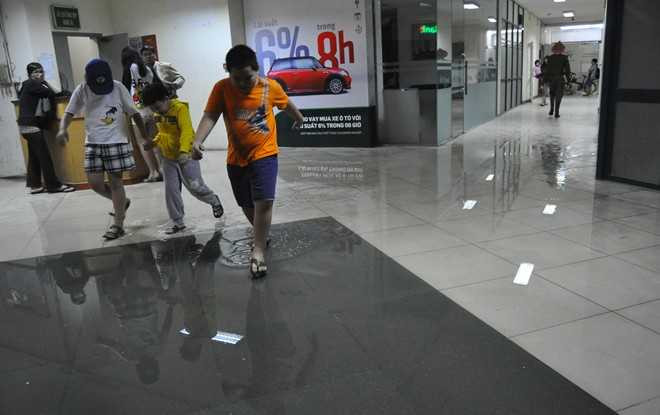 Hà Nội: Cháy chung cư tầng 6, nhiều người tháo chạy