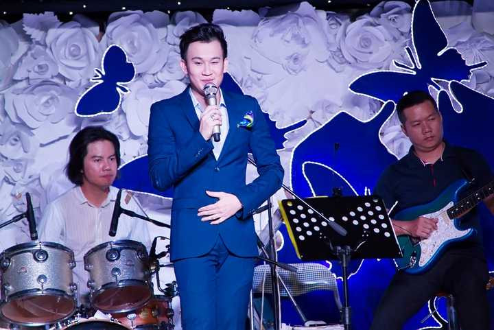 Chương trình diễn ra trong 3 giờ đồng hồ với sự đồng hành của các nghệ sỹ: Phương Thanh, Quang Linh, Lệ Quyên, Quang Lê, Lê Hiếu, Dương Triệu Vũ, Hiền Thục, Uyên Linh, Giang Hồng Ngọc, Quốc Thiên, Bùi Anh Tuấn, Âu Bảo Ngân, Minh Thuỳ và các danh hài Đại Nghĩa, Trường Giang, Trấn Thành, Gia Bảo, Thanh Hiền cùng MC Ốc Thanh Vân và Anh Khoa.