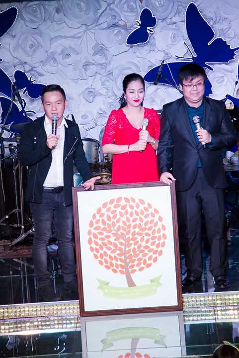 Ốc Thanh Vân mặc dù đang mang thai tháng thứ 7 vẫn nhiệt tình cùng Anh Khoa làm MC suốt 3 tiếng đồng hồ. 