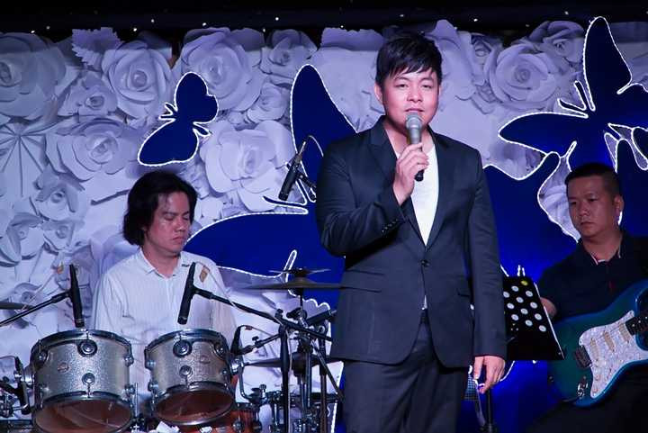 Quang Lê nhiệt tình ôm thùng từ thiện đi từng bàn để xin thêm tiền giúp đỡ các nghệ sỹ hay các nghệ sỹ có mặt từ rất sớm đủ để minh chứng tình cảm mà mọi người dành cho đêm nhạc đặc biệt này.