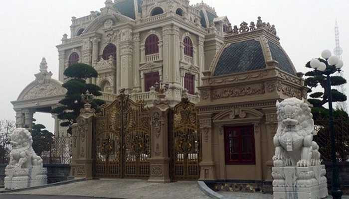 Là một trong những tòa lâu đài hiện đại, hoành tráng bậc nhất Việt Nam, Tổng Hải Sơn (TP Phủ Lý, Hà Nam) không những gây sự chú ý bởi vẻ bề ngoài, mà phần nội thất được thiết kế đến 90% là gỗ quý là một trong những điểm nhấn nổi bật bên trong lâu đài này.