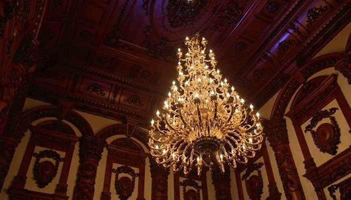 Kiến trúc bên ngoài hoành tráng vẫn chưa đủ để lâu đài Tổng Hải Sơn (Phủ Lý - Hà Nam) trở thành một trong những tòa lâu đài đắt giá và hoành tráng nhất Việt Nam hiện nay. Với nội thất chủ đạo bằng loại gỗ gõ đỏ quý hiếm được thiết kế từ trên xuống dưới đã tạo nên sự sang trọng và đẳng cấp cho gia chủ.