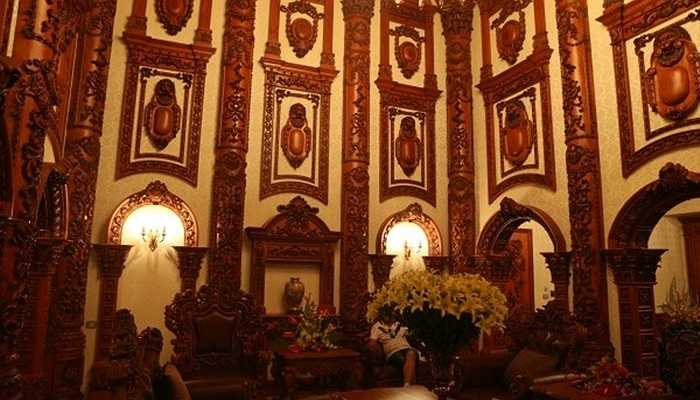 Gỡ được dùng trang trí trên tường nhà.