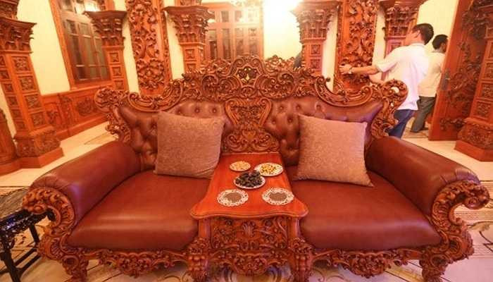 Bàn ghế sang trọng bằng gỗ nguyên khối quý.