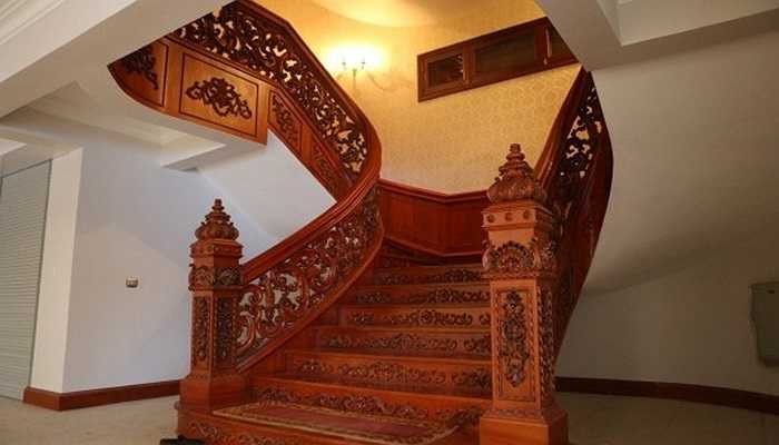 Cầu thang cũng được làm rất cầu kỳ từ gỗ quý...