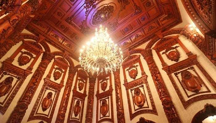 Theo ý tưởng của chủ nhà là muốn tạo nên cho mình một hình tượng tôn nghiêm và bề thế. Mặt khác, nội thất làm bằng gỗ rất hợp mệnh phong thủy với gia chủ và ngoài gỗ ra, chủ nhà còn trưng bày rất nhiều loại đồ cổ quý hiếm.