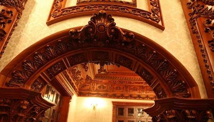 Xuất phát từ mong muốn đó, đơn vị thiết kế đã thiết kế cho tòa lâu đài hệ thống đèn chiếu sáng như các loại đèn chùm, đèn tường, đèn trang trí cao cấp... để làm nổi bật lên các chi tiết tinh xảo của trần nhà, tường hay các hoa văn được chế tác từ gỗ quý.