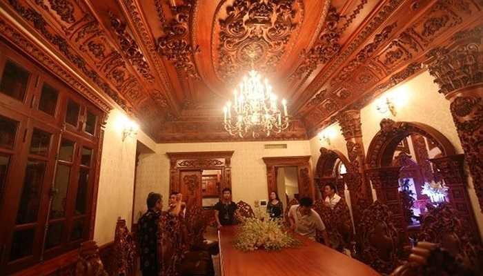 Riêng phần nội thất bằng gỗ trong tòa lâu đài Tổng Hải Sơn đã tiêu tốn hơn gần 100 tỉ đồng, trong đó có những cây gỗ nguyên khối có giá trị rất cao.