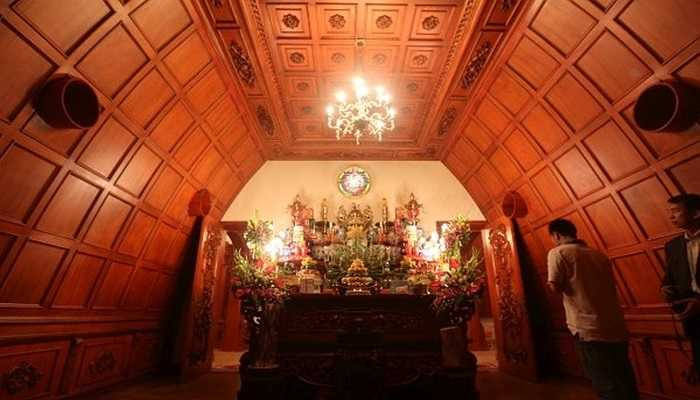 Gỗ quý bao phủ toàn bộ trần nhà.