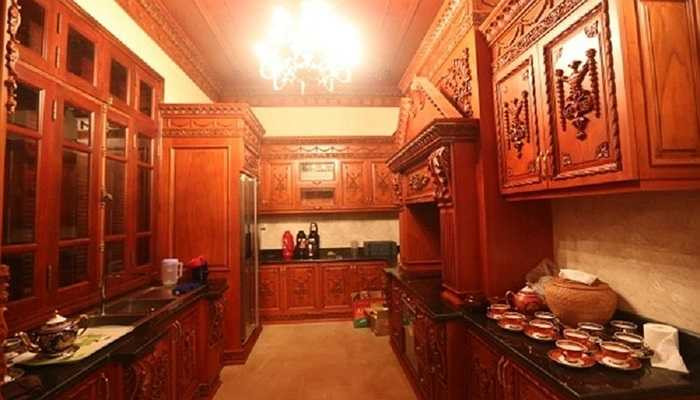 Nội thất toàn bằng gỗ quý.