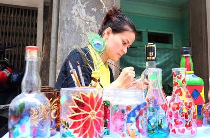 Từ hàng nghìn chiếc chai thủy tinh tưởng như bỏ đi qua bàn tay khéo léo của vợ chồng anh Tâm (quận Ba Đình, Hà Nội) đã trở thành những vật dụng bắt mắt. Nhờ các sản phẩm từ phế liệu đó, vợ chồng anh kiếm cả chục triệu đồng mỗi tháng. 