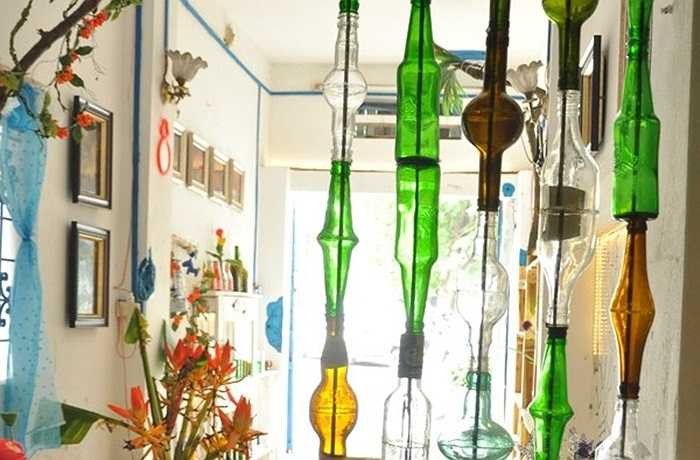 Các sản phẩm được bán với giá từ vài ba chục tới vài trăm ngàn đồng. Tuy nhiên, chỉ sản phẩm nào thực sự cầu kỳ và cần nhiều công sức, anh chị mới tính đến tiền trăm, còn lại, những vật dụng trang trí đơn giản, chỉ dao động khoảng từ 30 - 80 ngàn đồng.