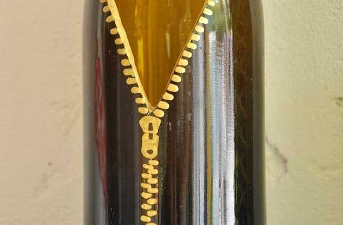 Theo chị Thúy, những vỏ chai vứt đi tưởng như không còn giá trị nhưng dưới bàn tay người thợ, trải qua nhiều công đoạn chế tác lại trở thành những sản phẩm mang tính nghệ thuật, được trưng bày trang trọng trong những công trình kiến trúc đẹp, không gian sang trọng.