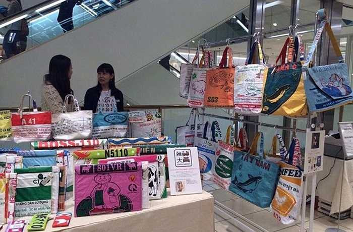 Một thành viên trên diễn đàn Otofun mới đây đã chia sẻ hình ảnh về một cửa hàng Nhật rao bán những chiếc túi xách tái chế. Điều đặc biệt là khá nhiều sản phẩm trong số này có chữ Việt Nam, và hầu hết là các bao tải dùng để đựng thức ăn chăn nuôi. 