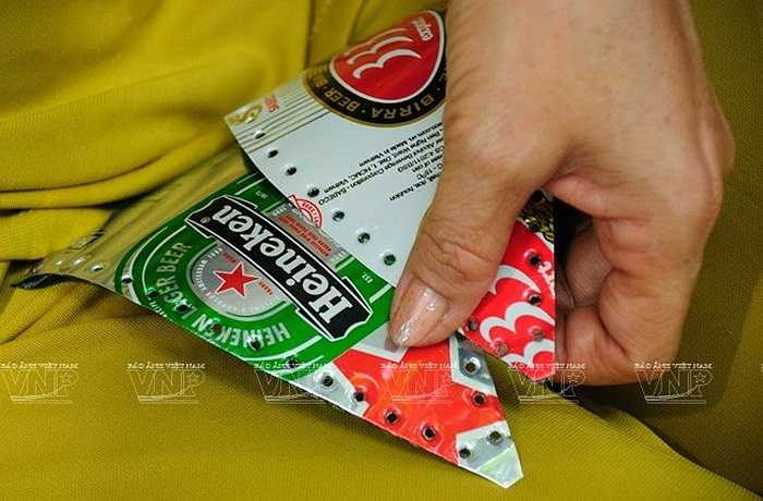 Bằng đôi bàn khéo léo cùng với sự sáng tạo của mình, bà Nguyễn Thế Hồng ở Thành phố Hồ Chí Minh đã 'biến' những vỏ lon bia, lon nước giải khát đã qua sử dụng thành những món quà lưu niệm độc đáo. 