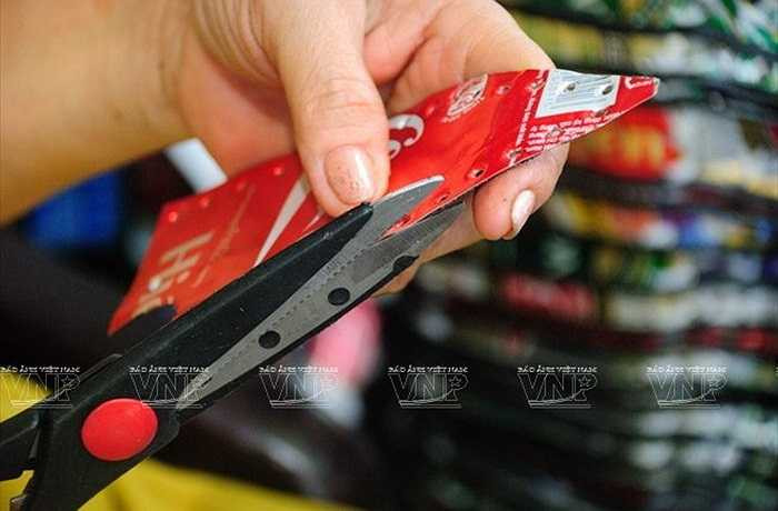 Vỏ lon phải rửa sạch, cặt bỏ hai đầu rồi cán phẳng, dùng bút phác thảo những đường nét cần thiết của sản phẩm.