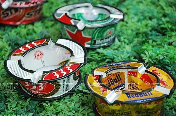 Những chiếc gạt tàn thuốc được làm từ vỏ lon nước ngọt, vỏ lon bia