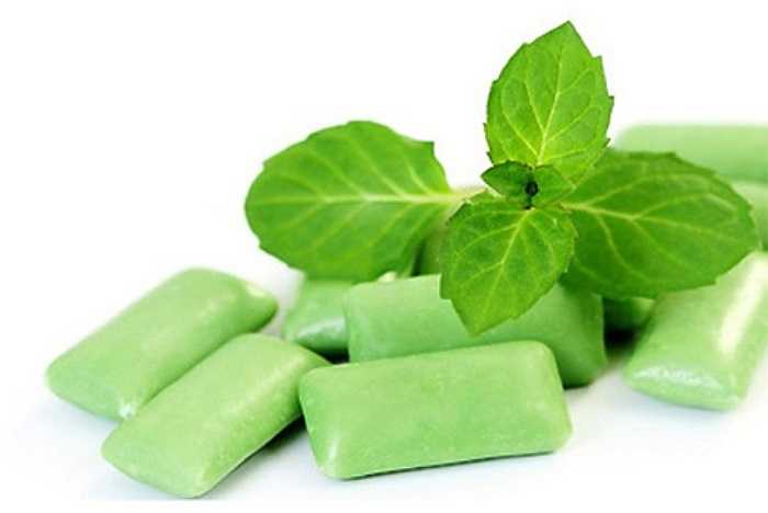 Nhai kẹo cao su vừa giúp cho cơ hàm của bạn khỏe mạnh lại vừa khiến cho miệng bận rộn và có thể đánh lạc hướng khi não bạn muốn hút thuốc lá.