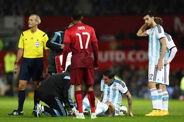 Di Maria đau đớn sau pha vào bóng của Nani 