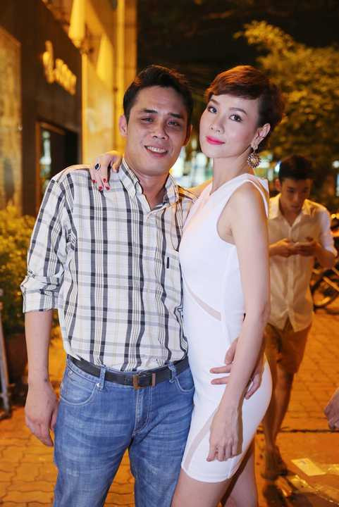 Dương Yến Ngọc chọn cho mình chiếc váy ôm tone trắng thanh lịch với đường cắt khéo léo, gợi cảm khoe cơ thể thon gọn. 