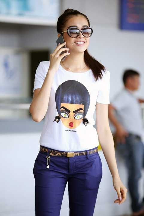 Vì lý do thay đổi lịch bay nên chân dài 9X có mặt tại Trung Quốc trễ một ngày so với dự định ban đầu.