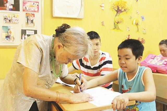 Lớp học đặc biệt của bà giáo 82 tuổi