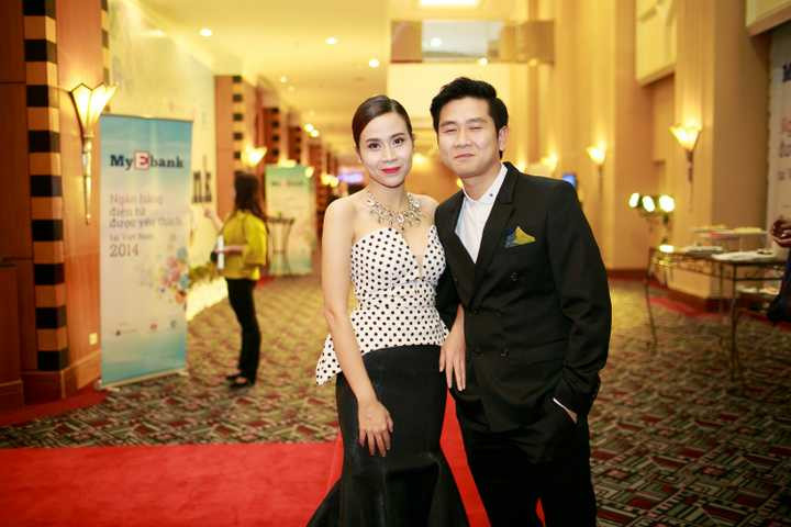 Lưu Hương Giang chia sẻ ‘Nhân ngày 20.11 mình cũng nhắn tin chúc mừng chồng lúc sáng và anh ấy đọc xong chỉ cười tủm tỉm chứ không nói gì. Dù gì cũng là cảm ơn Thầy vì bao phen vất vả dạy thanh nhạc”. Sự hóm hỉnh và đáng yêu của cặp đôi Cu Tí và Cải Bắp đã khiến nhiều người rất ngưỡng mộ .