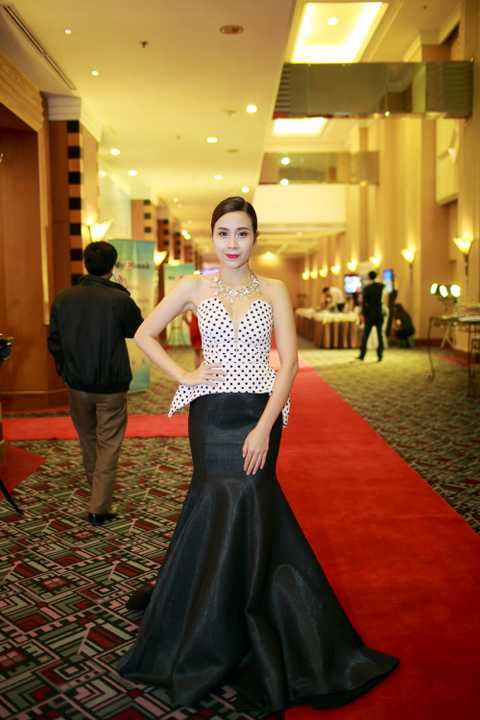 Vào thời điểm đó, Hồ Hoài Anh đã là một nhạc sỹ tên tuổi với nhiều bài hát được yêu thích và có phòng thu riêng của mình. Còn Lưu Hương Giang chỉ là gương mặt mới nổi chưa tạo được chỗ đứng vững chắc trên thị trường âm nhạc.