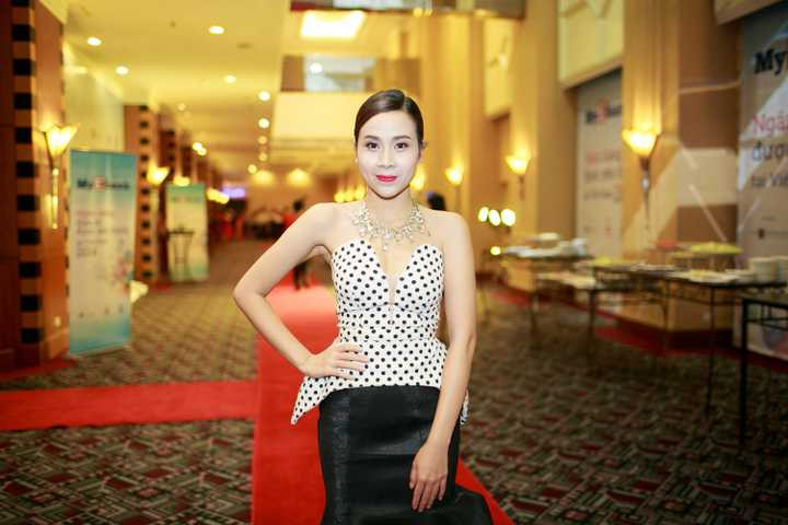 Lưu Hương Giang làm quen và yêu Hồ Hoài Anh sau những lần gặp gỡ, rồi thu âm tại phòng thu của nam nhạc sỹ. Sau thời gian yêu nhau, cả hai đã quyết định làm đám cưới ấm cúng và trở thành một trong những cặp đôi được yêu thích nhất hiện nay. 