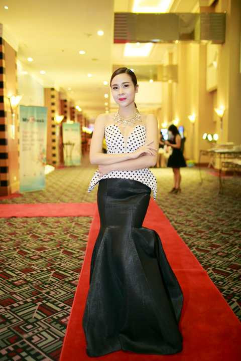 Không chỉ là trụ cột trong gia đình, nhạc sỹ Hồ Hoài Anh còn luôn ủng hộ và theo sát bước đường nghệ thuật của vợ. Ba album của Lưu Hương Giang đã phát hành - Tôi là Lưu Hương Giang, Cải bắp và Chuyển động đều có dấu ấn của ông xã Hồ Hoài Anh. Không chỉ là tác giả phần lớn các ca khúc, Hồ Hoài Anh còn đảm nhận vai trò biên tập và sản xuất cho các ấn phẩm âm nhạc của vợ mình.