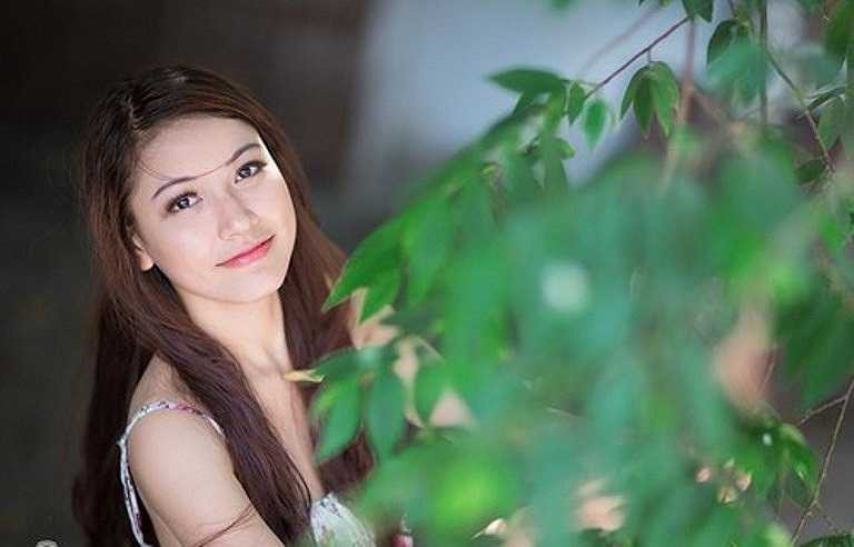 Cô gái này có vẻ đẹp mong manh như sương mai, cộng thêm khuôn mặt trong sáng và hiền hậu.