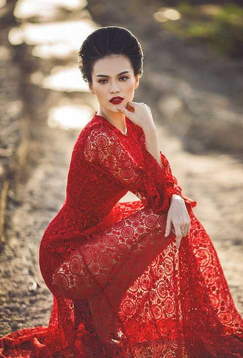 Với họa tiết hình tròn lớn nhỏ ẩn hiện trên nền chất liệu vải ren xuyên thấu, bộ váy dáng dài tone đỏ nồng nàn như một lớp màn sương đầy gợi cảm, tôn vinh vẻ đẹp ngọt ngào cùng thân hình khó chối từ của Cao Thùy Linh.