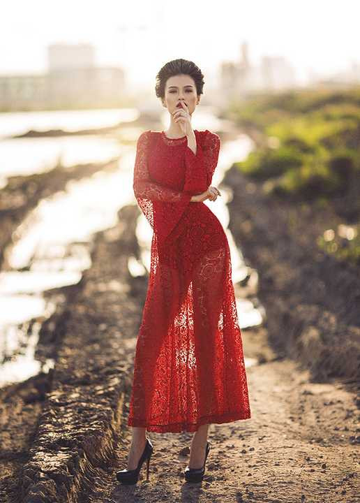 Ngoài ra, để làm tăng hiệu quả về mặt thị giác, việc sử dụng phong cách trang điểm, làm tóc và tạo điểm nhấn hài hòa nhưng ấn tượng ở bờ môi đỏ thắm, đã mang đến diện mạo hoàn hảo vô cùng sang trọng cho Hoa hậu Áo dài Quốc tế 2014.