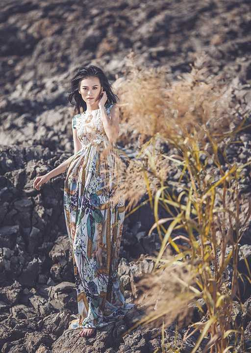 Không dừng lại ở đó, Cao Thùy Linh lại đưa đến sự cảm nhận khác biệt qua set đồ thứ hai trong lớp váy maxi, gây hút ánh nhìn ở hoa văn thiên thần, chùm nho, đi cùng phong cách biểu cảm quyến rũ tạo nên vẻ đẹp hoang dại lôi cuốn mang tên thiên đường.