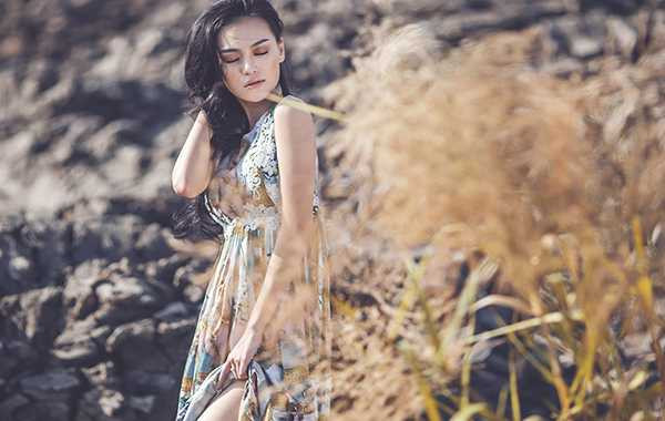 Và cũng sử dụng hoa văn từ thiên nhiên được in ấn khéo léo trên chân váy ngắn dáng xòe xếp nếp, kết hợp cùng áo lưới mong manh qua các chi tiết thêu hoa 3D tinh tế, càng giúp cho nhan sắc của chân dài 1m74 thêm phần quyến rũ, mê đắm.