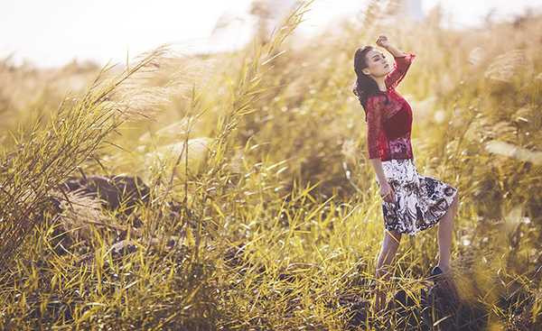 Và cũng sử dụng hoa văn từ thiên nhiên được in ấn khéo léo trên chân váy ngắn dáng xòe xếp nếp, kết hợp cùng áo lưới mong manh qua các chi tiết thêu hoa 3D tinh tế, càng giúp cho nhan sắc của chân dài 1m74 thêm phần quyến rũ, mê đắm.