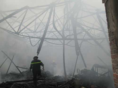 Cháy lớn thiêu rụi nhà kho hàng trăm mét giữa Hà Nội