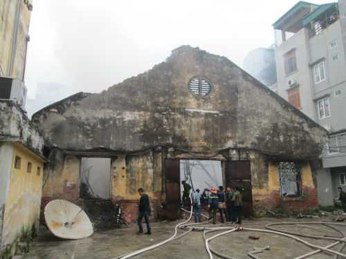 Cháy lớn thiêu rụi nhà kho hàng trăm mét giữa Hà Nội