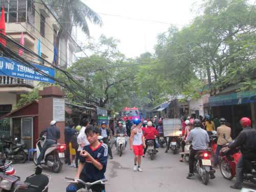 Cháy lớn thiêu rụi nhà kho hàng trăm mét giữa Hà Nội