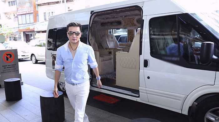 Đàm Vĩnh Hưng khoe chiếc xe hơi sang trọng nhân dịp ra mắt MV mới.