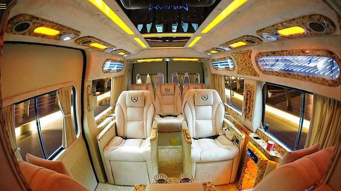 Nội thất phía trong chiếc xe hơi của Đàm Vĩnh Hưng.