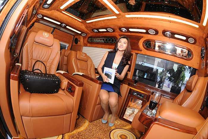 Đồ nội thất bên trong cũng được thiết kế theo phong cách khác với xe của Mr Đàm.