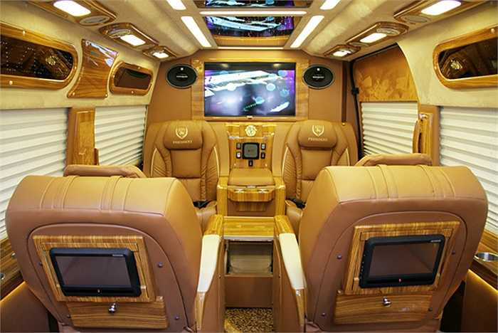 Đồ nội thất trong xe của Kim Tuyến giống như một khách sạn 5 sao.