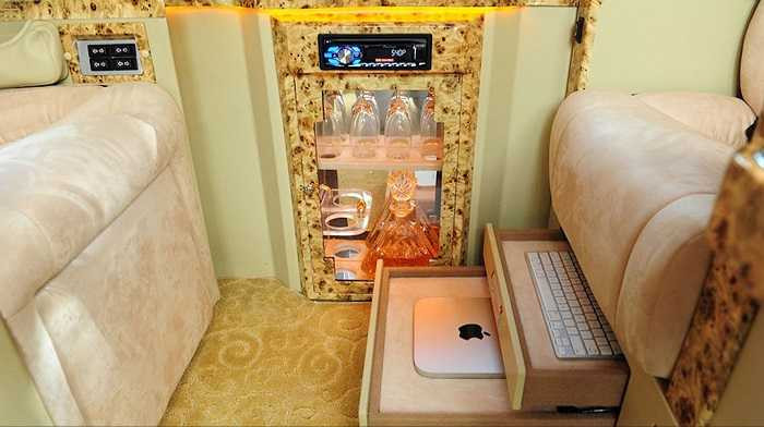 Bàn làm việc, bàn họp, máy tính có trang bị wifi, 3G.