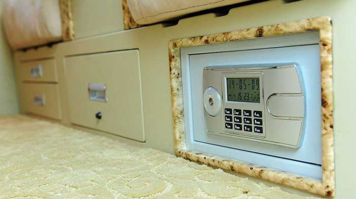 Két an toàn bên trong xe.