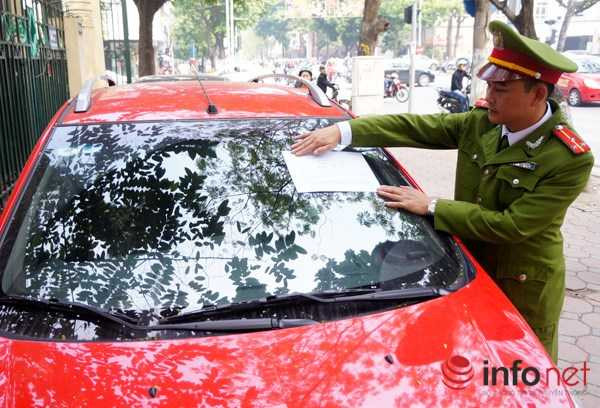 Hàng loạt ô tô 'đại náo' vỉa hè bị công an 'sờ gáy'